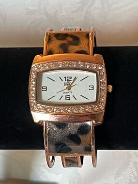 ✨ Vintage USS Rose Gold Rhinestone Leopard Print Bangle Cuff Watch ✨